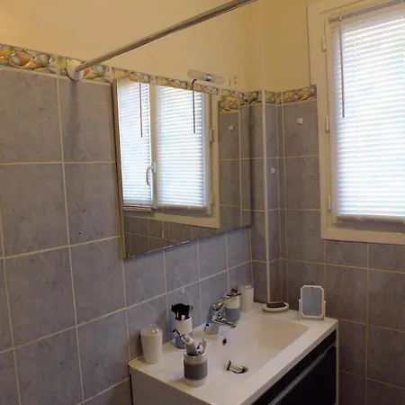 F3 Avec Parking Le Dauphin سُت